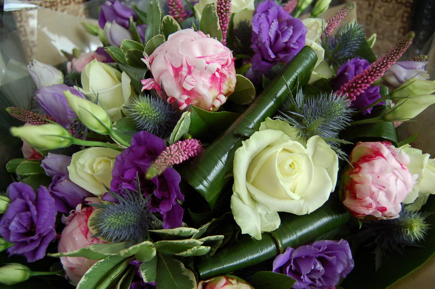 Дарит цветы. Курильская сакура. Флористика для детей. Главный цветов на. Флорист с букетом.