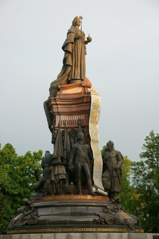 Памятники екатерине в городах. Памятник Екатерине II (Краснодар). Памятник Екатерине в Краснодаре. Памятник Екатерина и казаки в Краснодаре. Памятник императрице Екатерине 2 в Краснодаре.