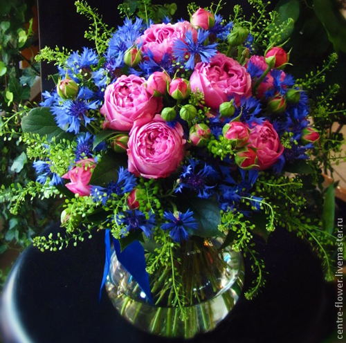 букет васильков ханс эмменеггер картина. розы васильки напомнят. василек цветы. розы васильки напомнят. васильки в вазе.